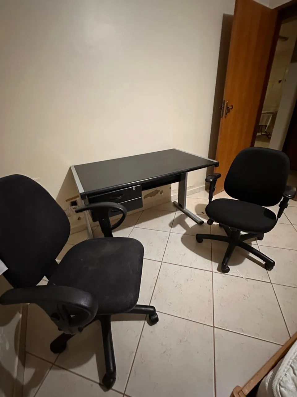 Conjunto de mesa e cadeiras de escritório
