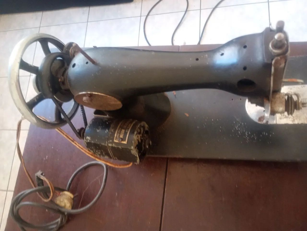 Máquina de costura antiga Singer não sei de funciona  - Foto 2