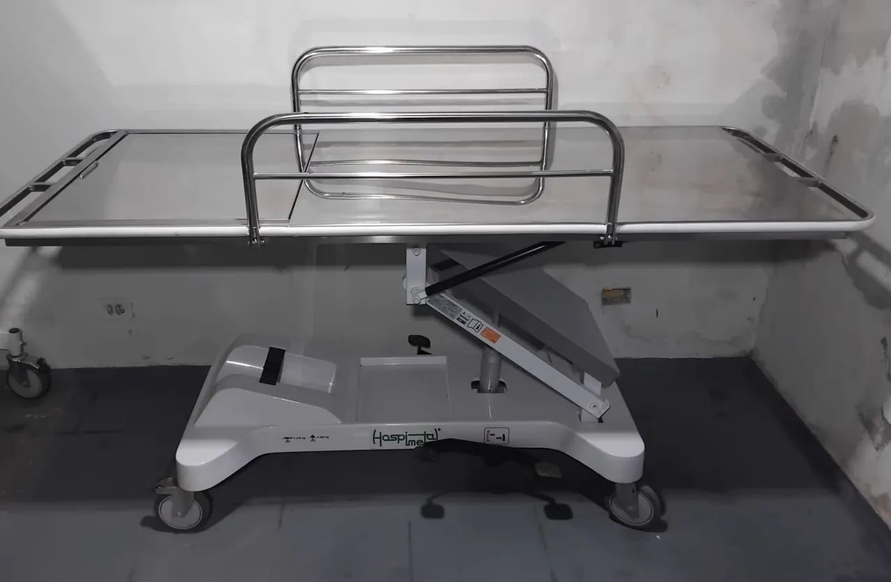 Maca hospitalar com elevação hidráulica. Leito de inox.