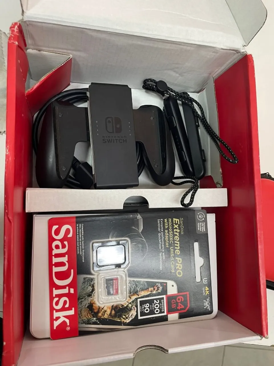 VÍDEO GAME NINTENDO SWITCH COMPLETO NOVO COM 2 JOGOS , CARTÃO DE MEMÓRIA E CASE VERMELHA