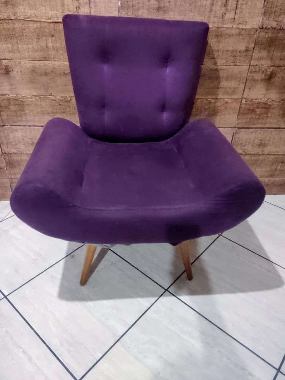 Poltrona Confortável Roxa com Design Moderno pouquíssimo usada, super nova.