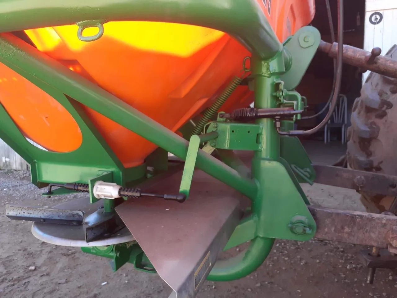 Distribuidor de fertilizantes e sementes STARA TORNADO 1300 - Foto 4