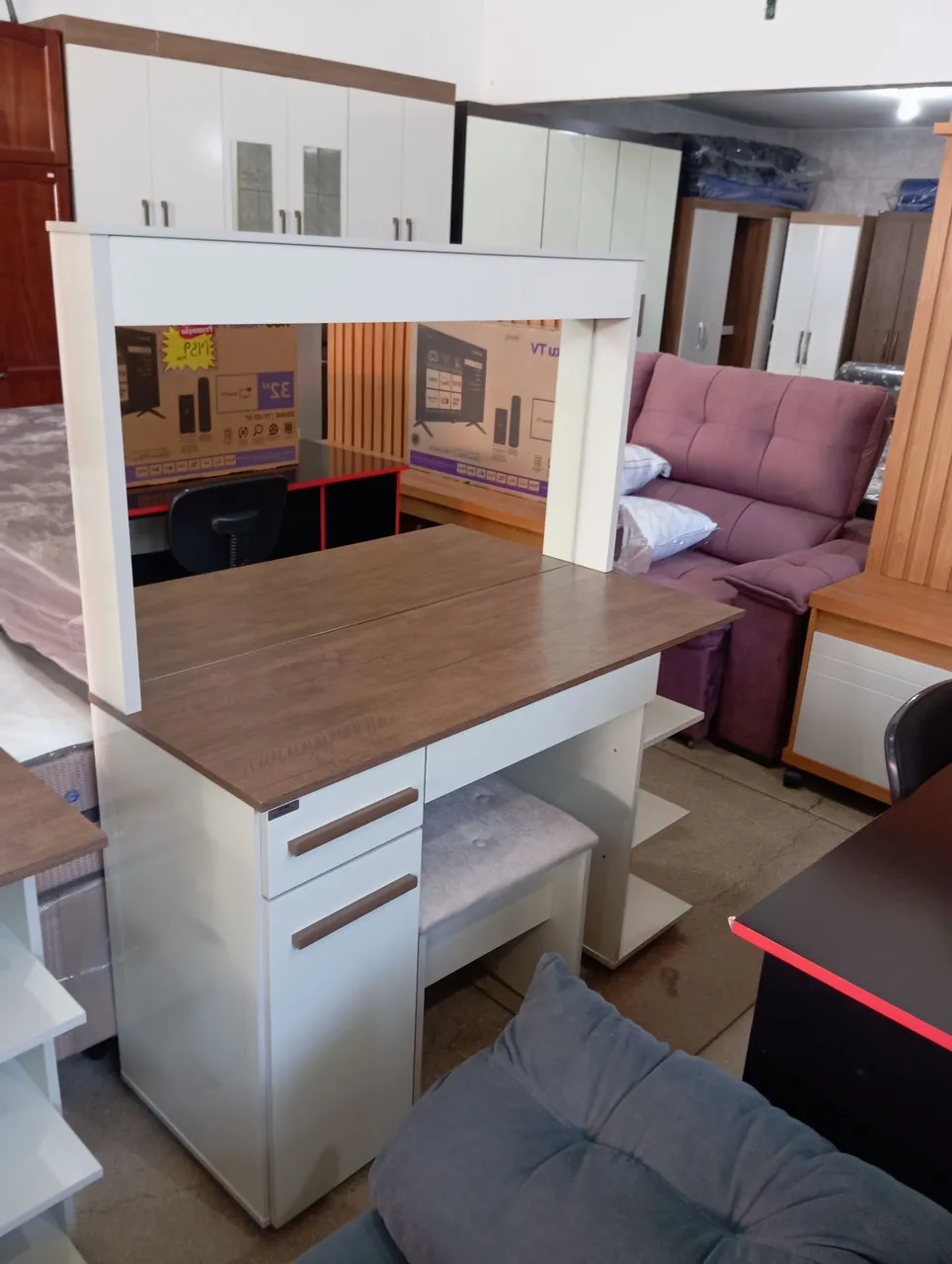 Penteadeira com espelho e banco com design moderno