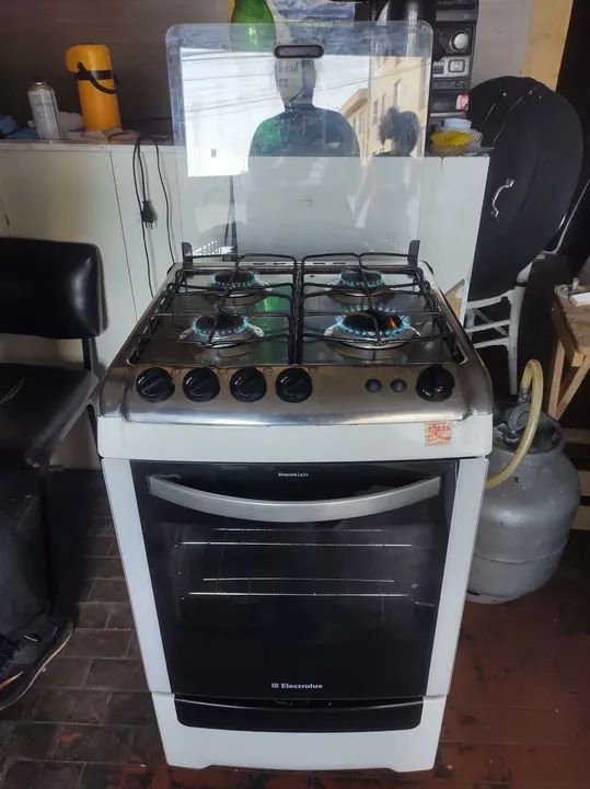 FOGÃO. ELECTROLUX FUNCIONANDO PERFEITAMENTE. AUTOMÁTICO OK . BARATO PRA SAIR HOJE