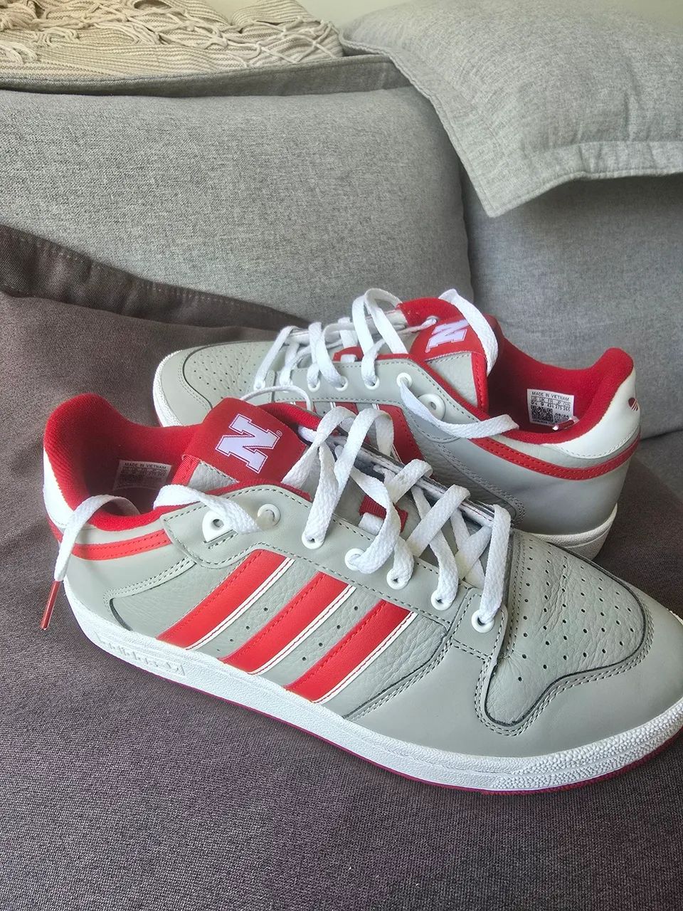 Tênis Adidas Centennial 85 - Edição Rara NCAA Nebraska Tamanho 9 1/2 (41) - Foto 2