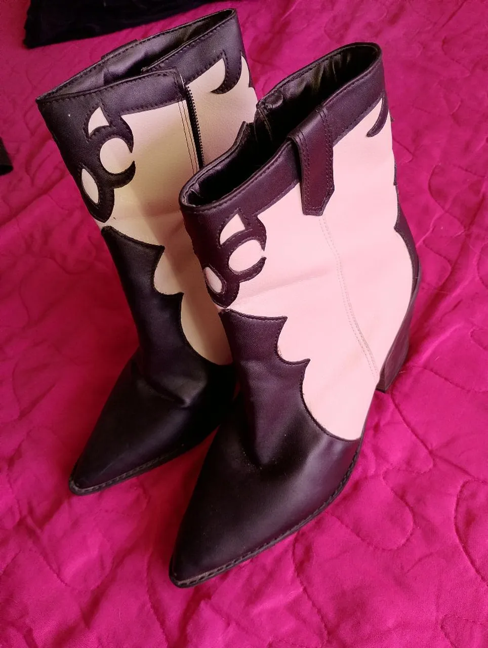 Botas em couro preta e branca