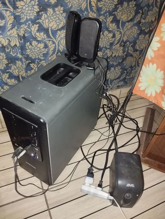 Vendo ou faço rolo nesse Pc completo 300gb livre roda liso e não trava nada  - Foto 2