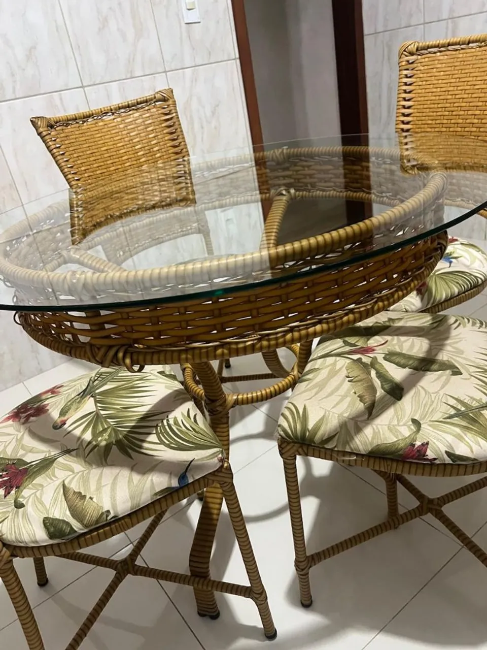 Conjunto mesa de vidro com 4 cadeiras de fibra sintética