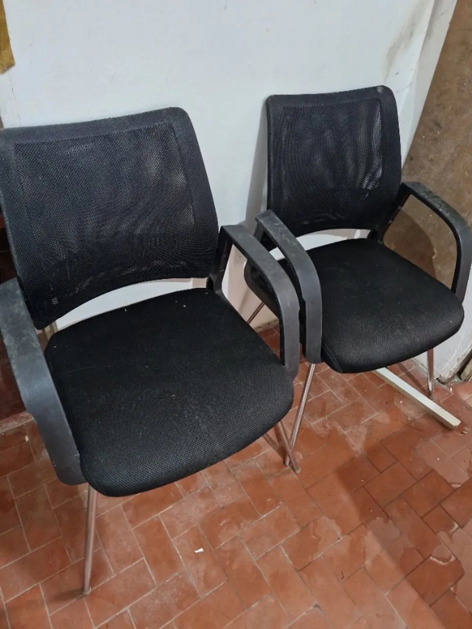 Cadeiras de Escritório Acolchoada de Tecido Preta. - Foto 2