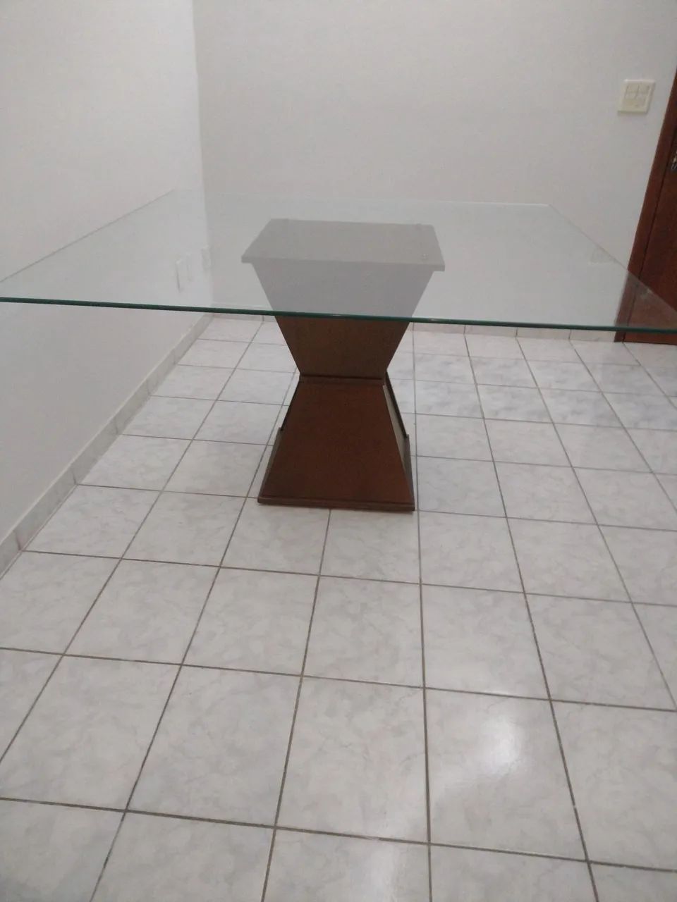 Mesa de Jantar de Vidro com Base em Madeira - Foto 2