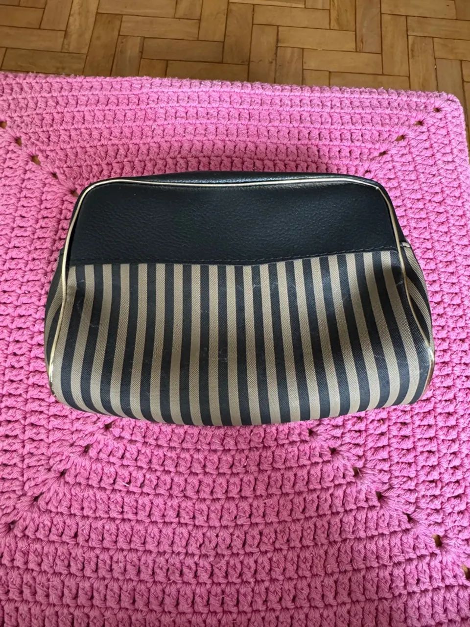 Necessaire com listras e detalhes dourados - Foto 2