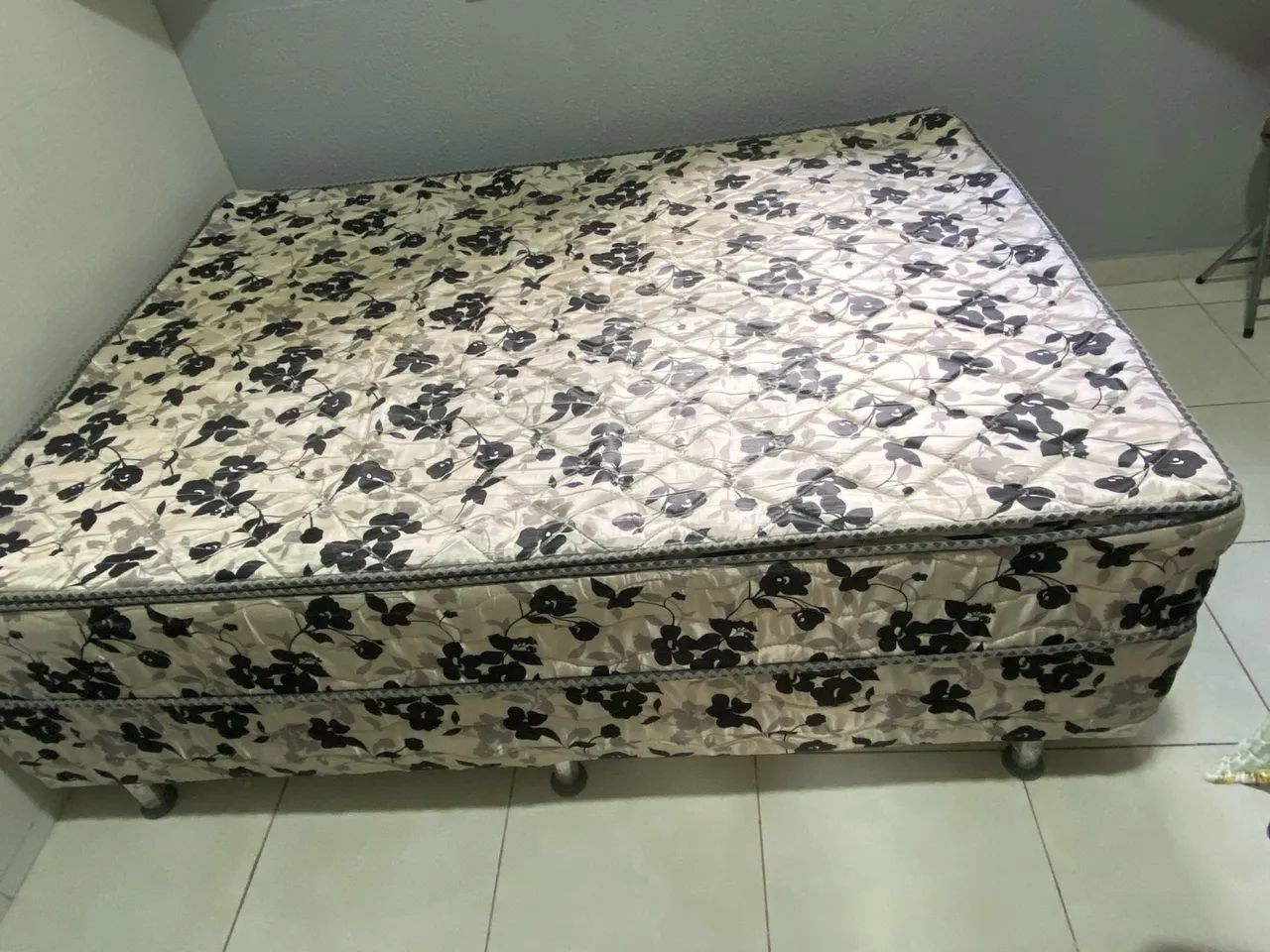 Cama de casal medida 1,88 por 1,37 - Foto 2