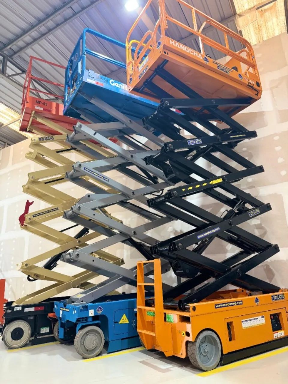 LOCAÇÃO DE PLATAFORMAS TESOURAS DE 8MTS A 14MTS - Foto 3