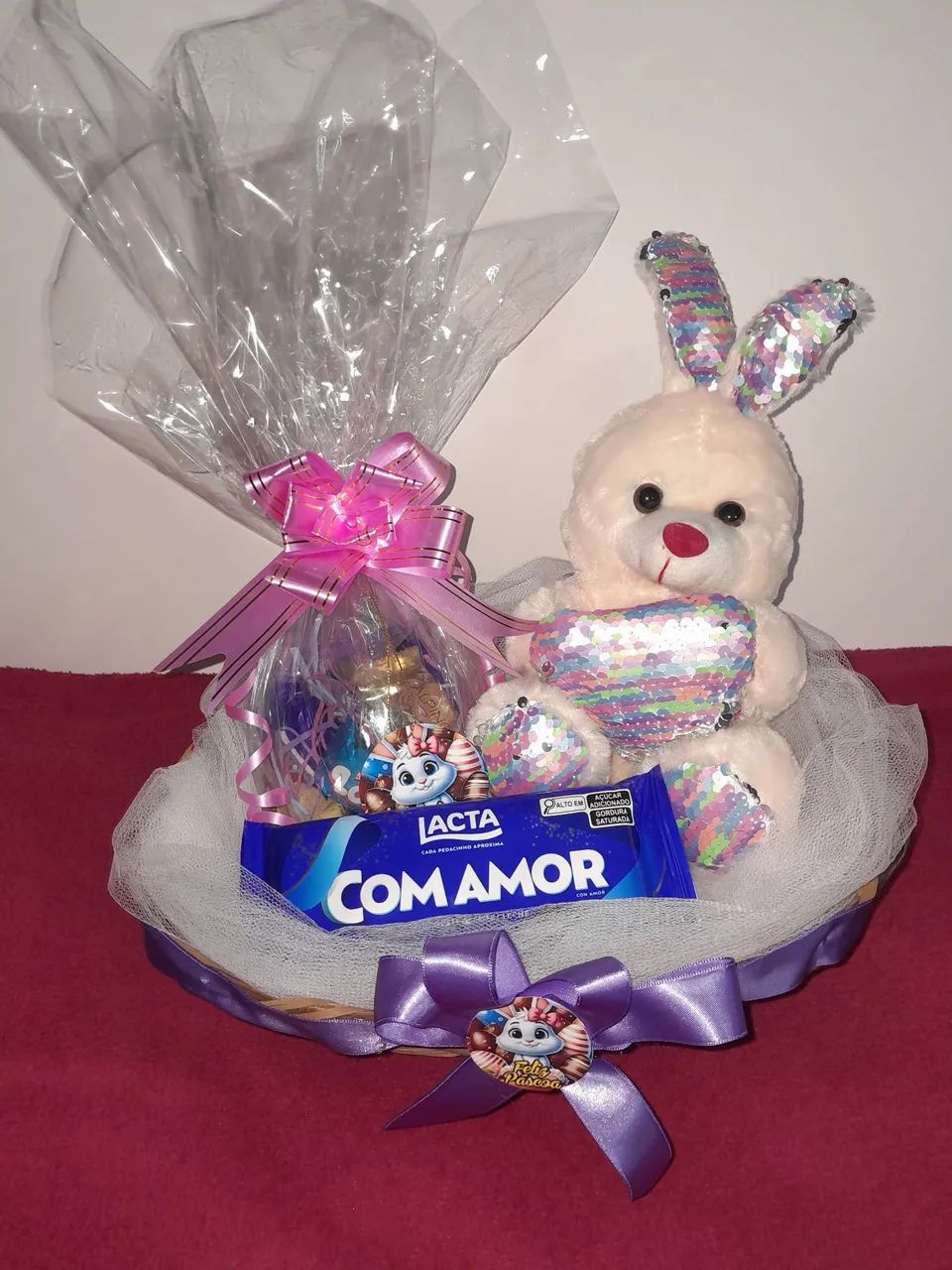 Cesta de Páscoa com bichinho, ovo de Páscoa Alternativo e chocolate
