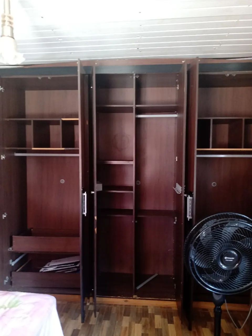 Roupeiro enorme com 6 portas duas espelho! - Foto 3