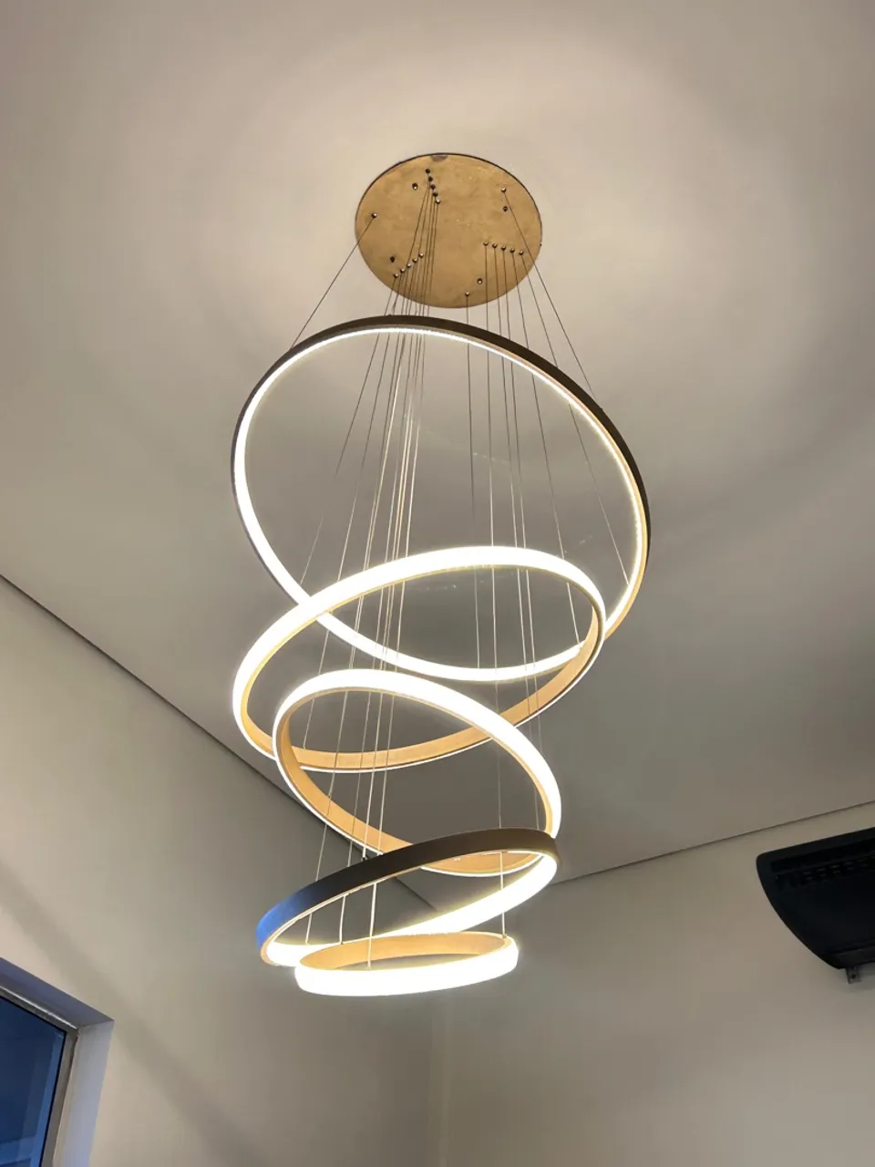 Lustre Moderno com Anéis de LED