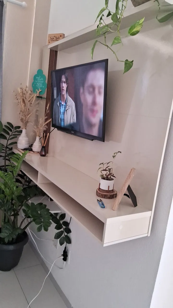 Painel para TV com prateleiras e design moderno