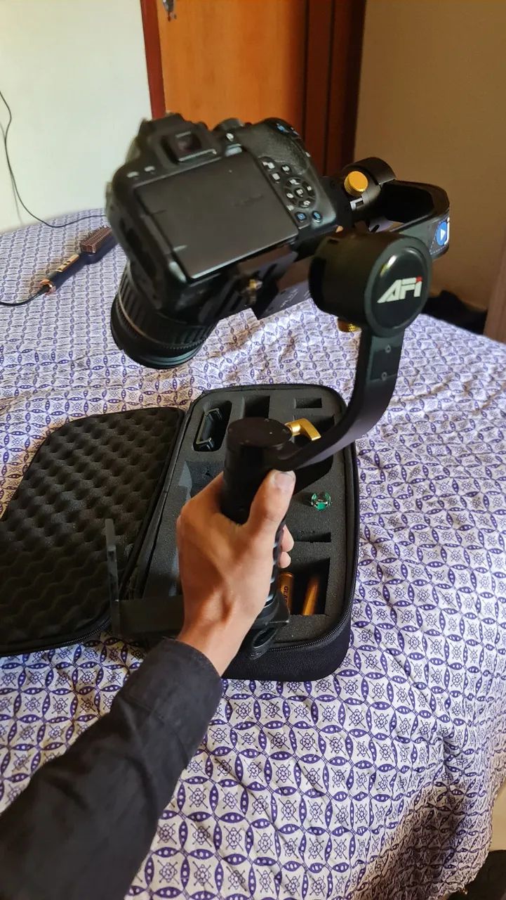 Gimbal AFI profissional para câmera e celular 