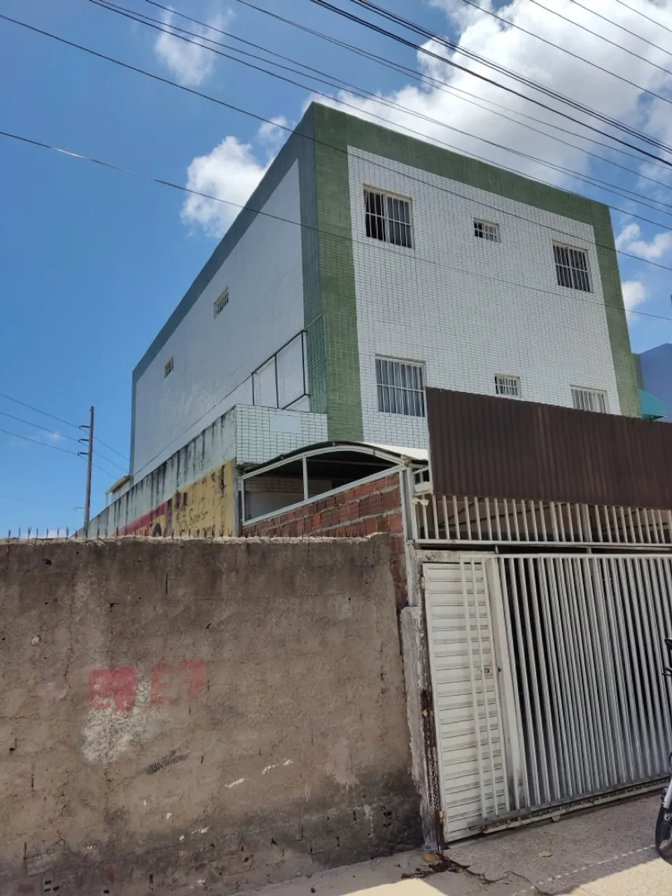 Prédio Comercial e Residencial na Frente da Faculdade Famene e Facene