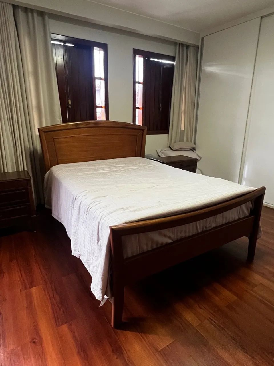 Cama, 02 criados e cômoda de madeira maciça