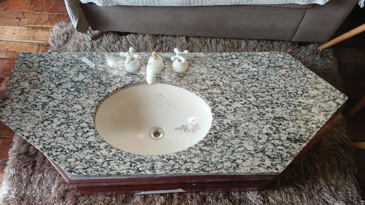 Vendo pia com suporte e madeira imbuia