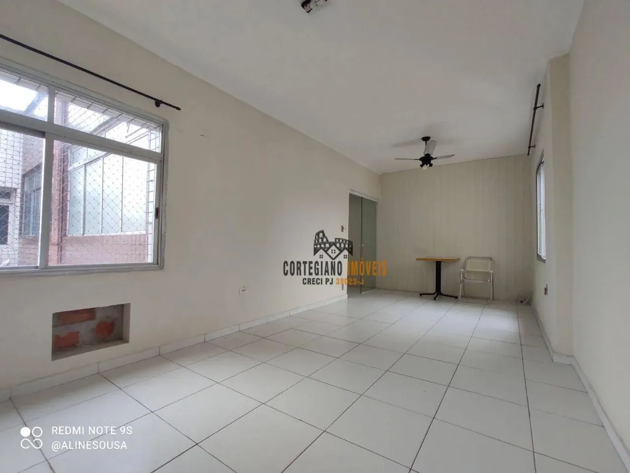 Ótimo Sala-Living à Venda, Uma Quadra da Praia, Santos !