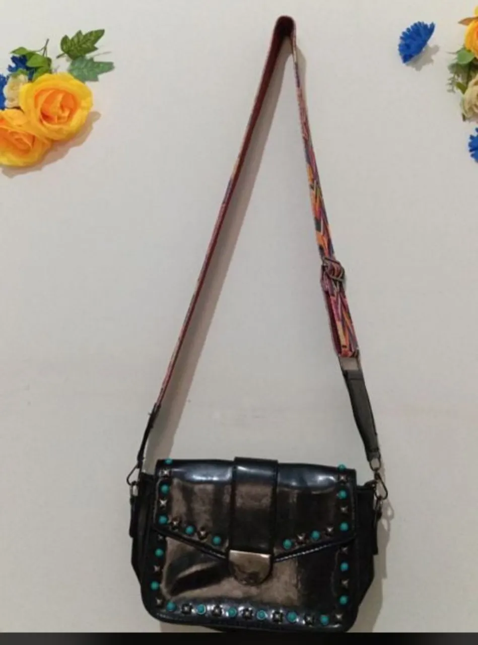 Bolsa de Ombro Preta com Detalhes em Pedrarias