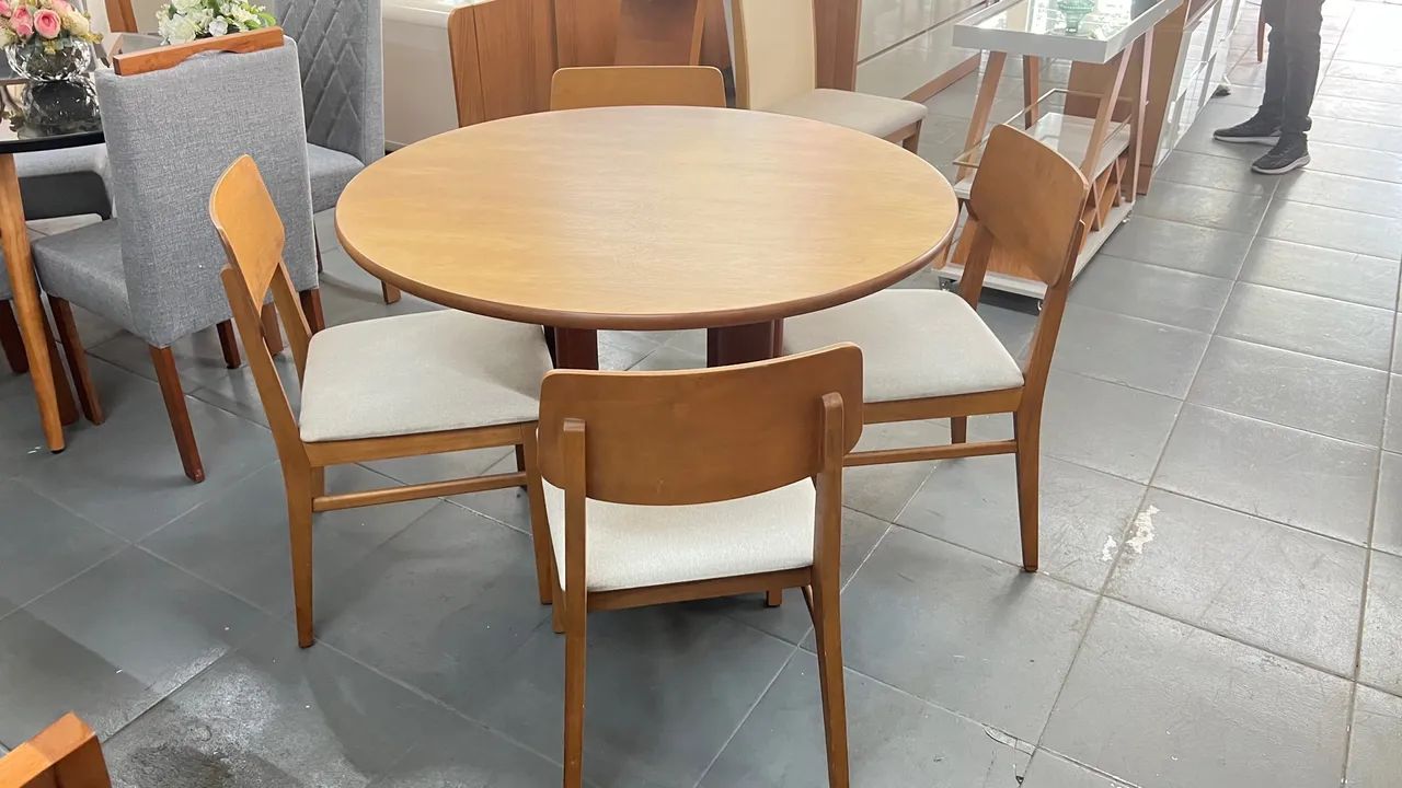 Mesa de Jantar Redonda em Madeira com 4 Cadeiras - Foto 3
