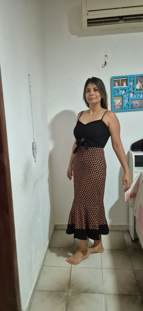 Vestido preto com saia estampada