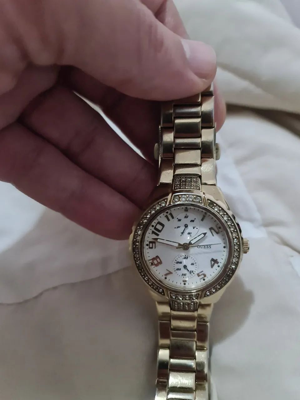Relógio Guess Dourado com Strass - Elegância e Sofisticação - Foto 2