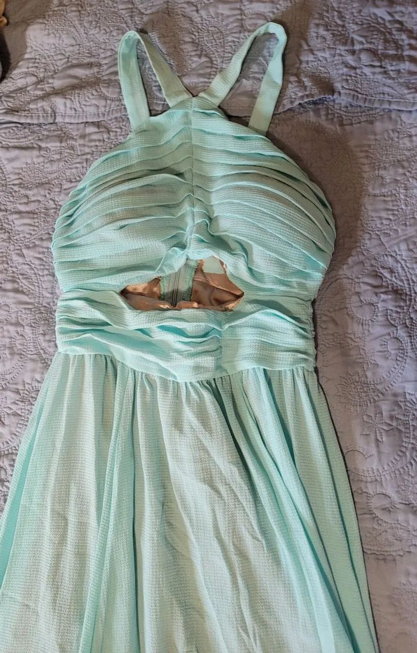 Vestido verde água com decote e recorte