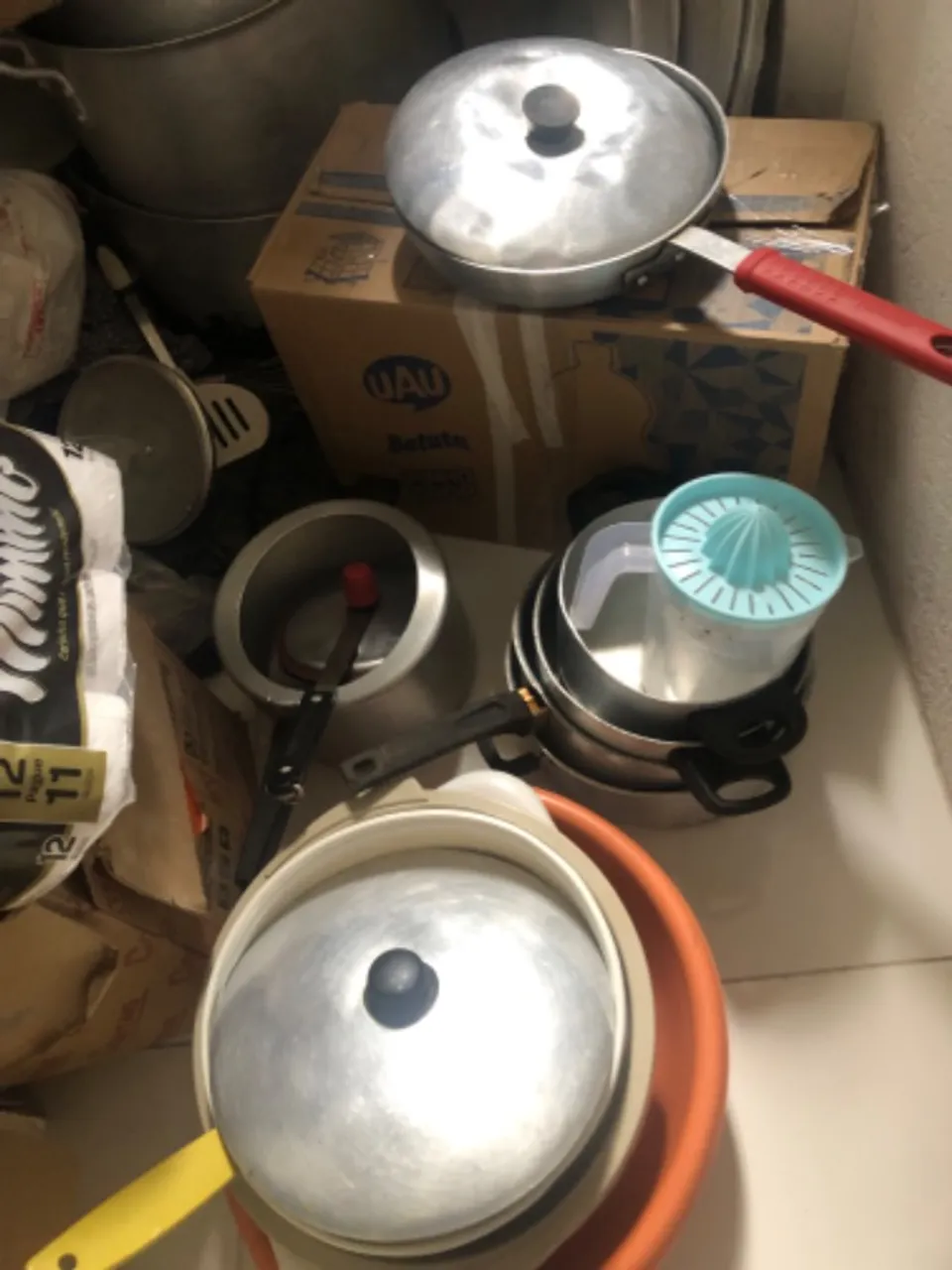 Panelas, pratos e utensílios domésticos