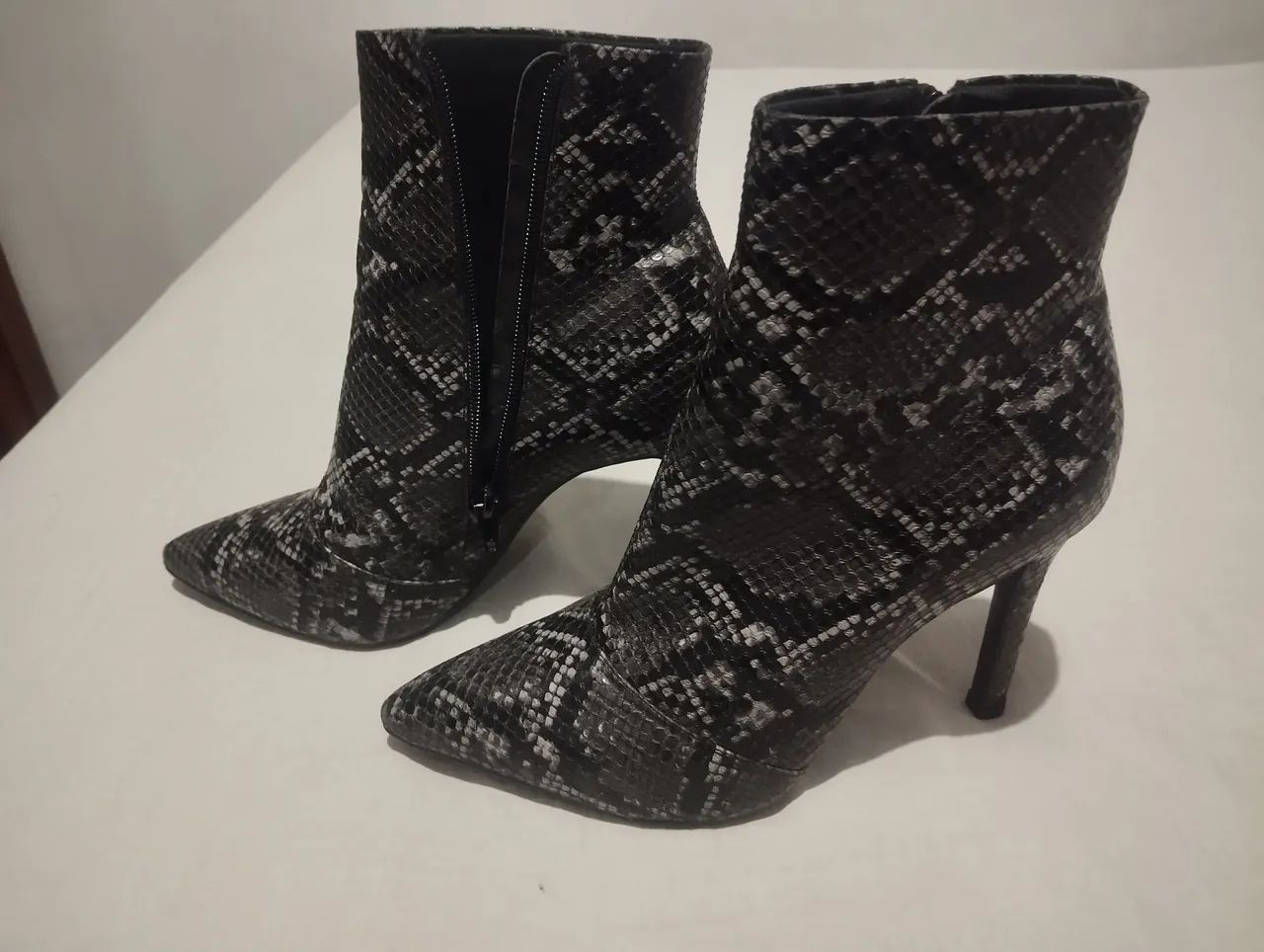 Bota cano curto animal print cobra - Foto 5