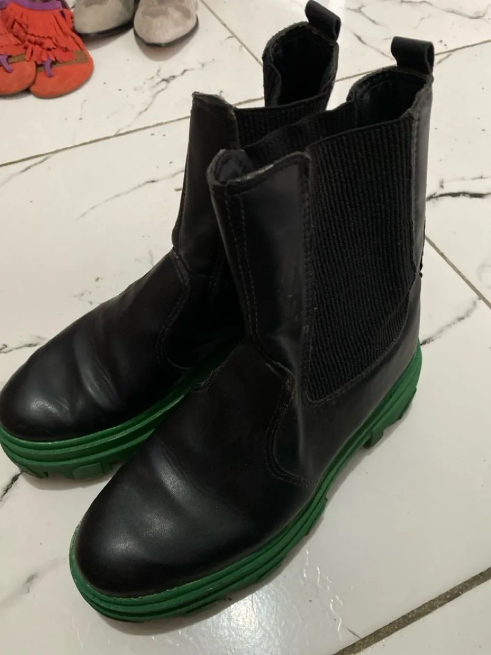 Botas Chelsea pretas com sola verde - Foto 2