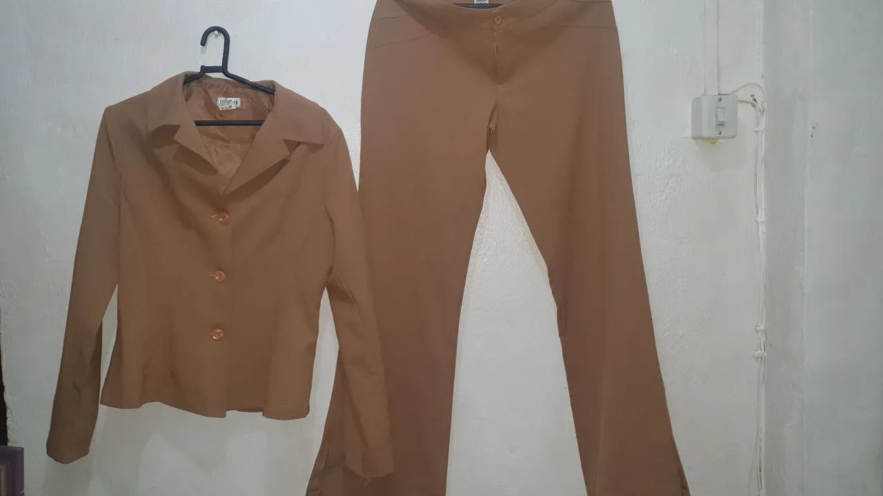 Conjunto de Blazer e Calça Marrom