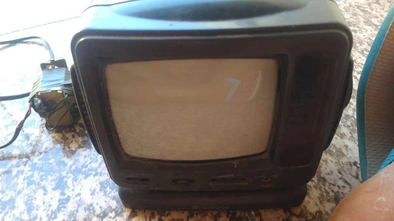 Pequena tv 14 polegadas em preto e branco  - Foto 2