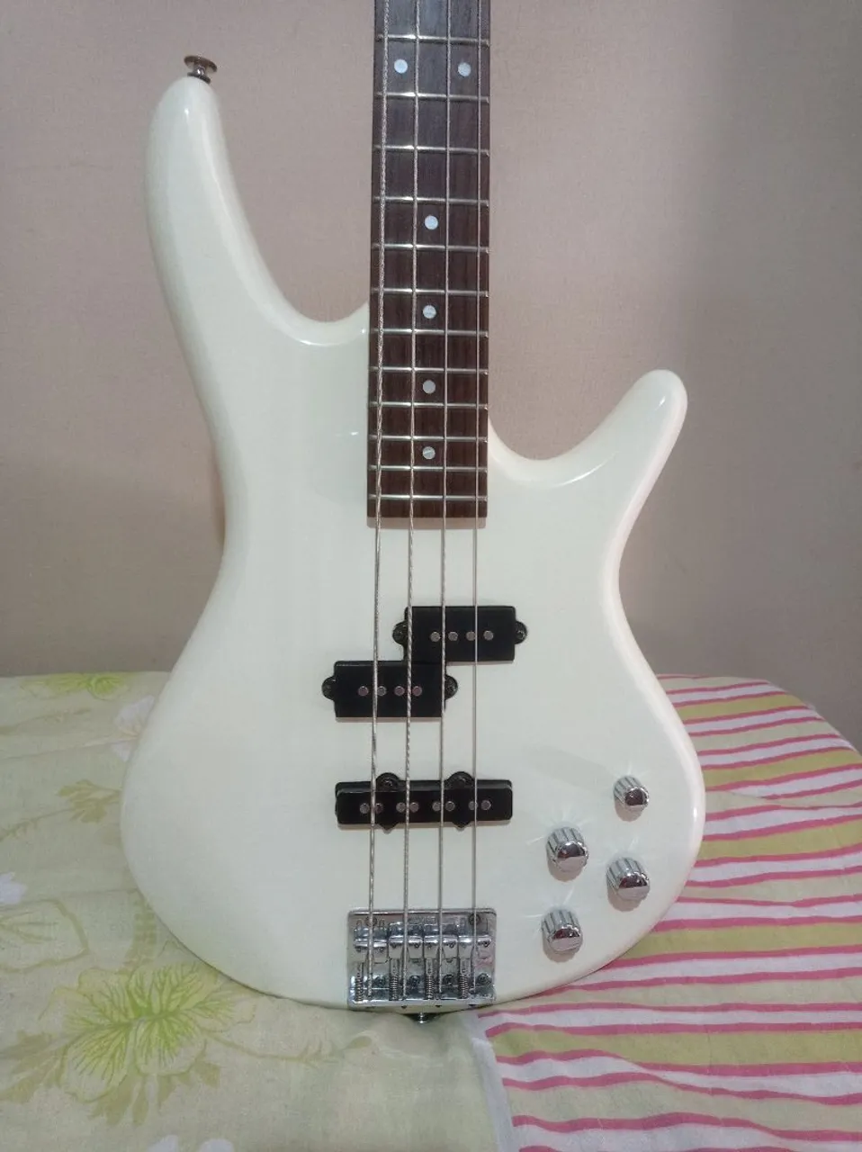 Baixo elétrico Ibanez ativo em excelente estado