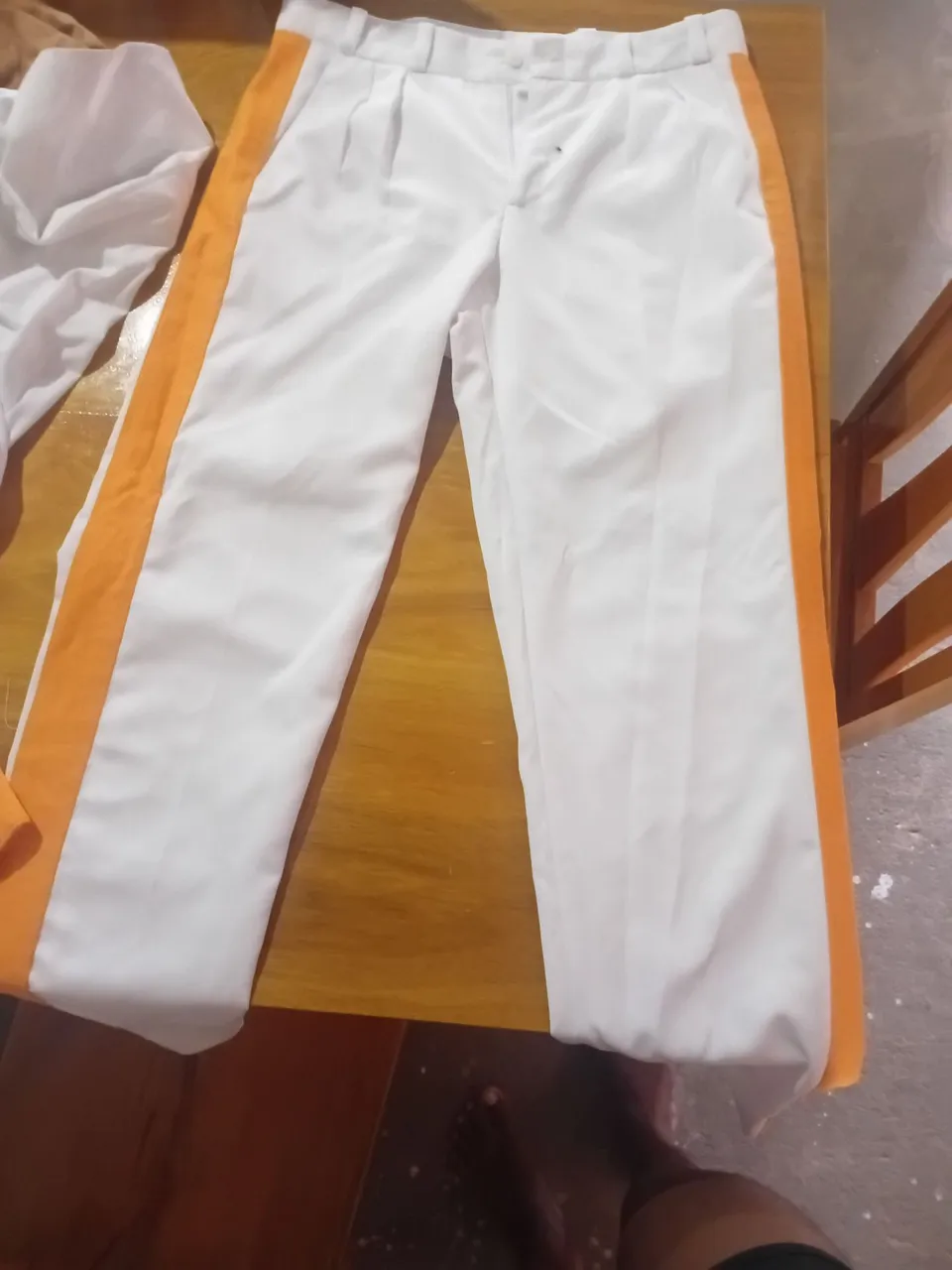FARDA COMPLETA DA ESCOLA DE MÚSICA DO BOM MENINO Calça social branca com detalhe laranja