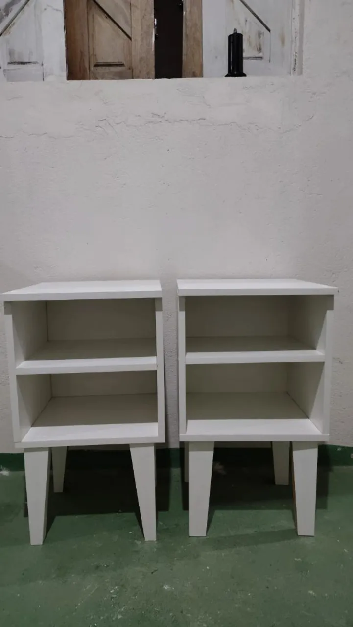 Cabeceira de cama com pratileiras