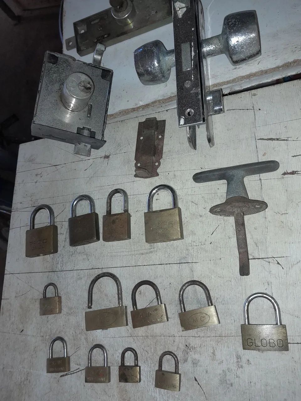 Lote com cadeados e fechaduras antigas  - Foto 3