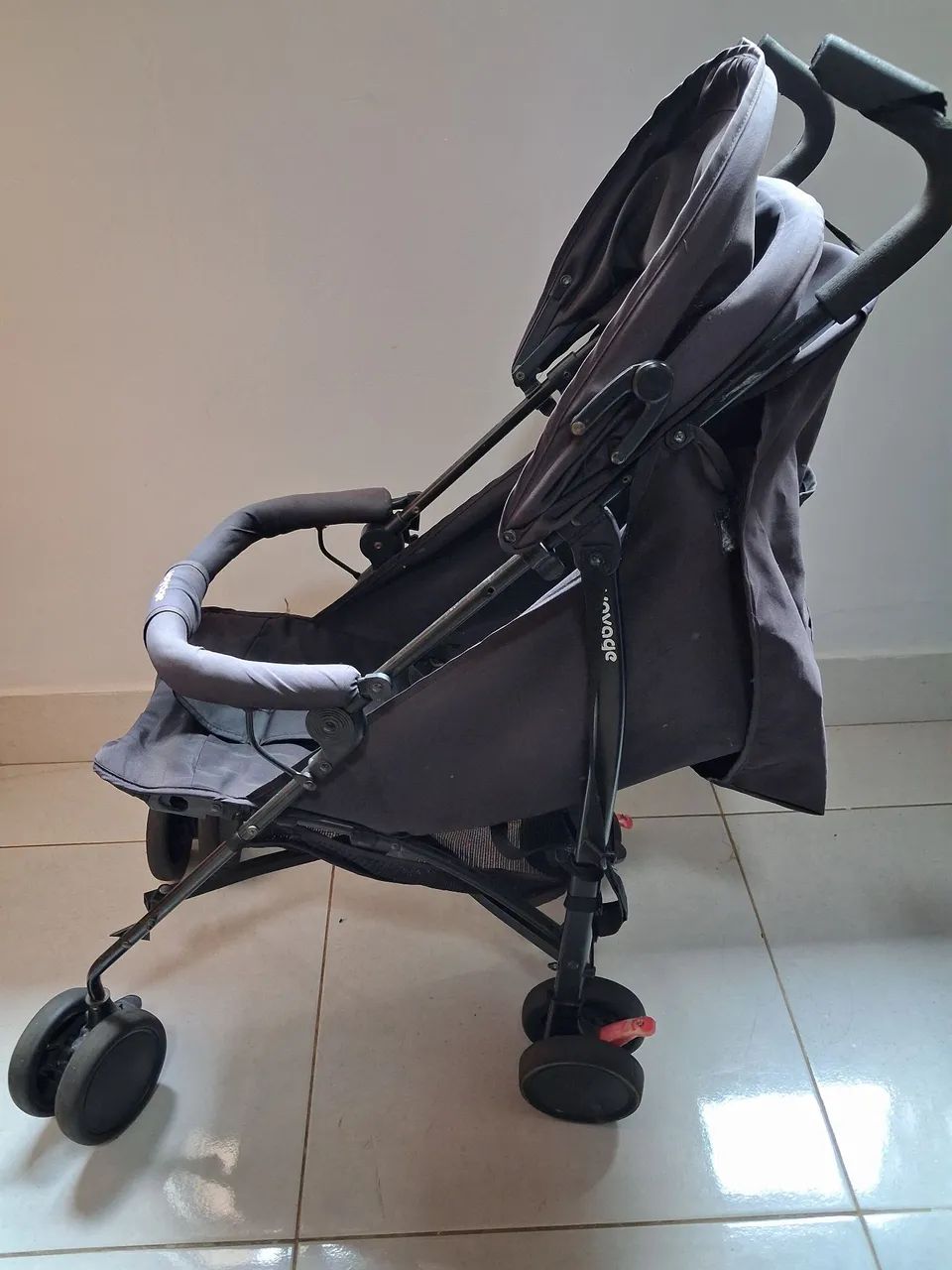 Carrinho de bebê com bebê conforto  - Foto 2