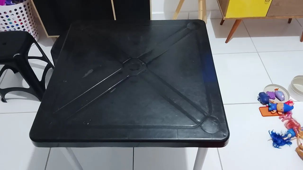 Mesa, tampa de plástico com dois bancos, pés da mesa de inox 