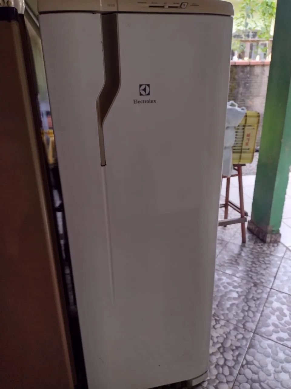 Geladeira Electrolux bem conservada 