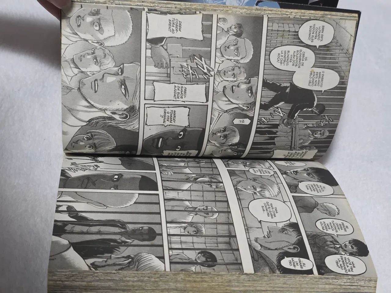 6 Mangás Attack on Titan Panini + Action figure Levi (bootleg) - Foto 5