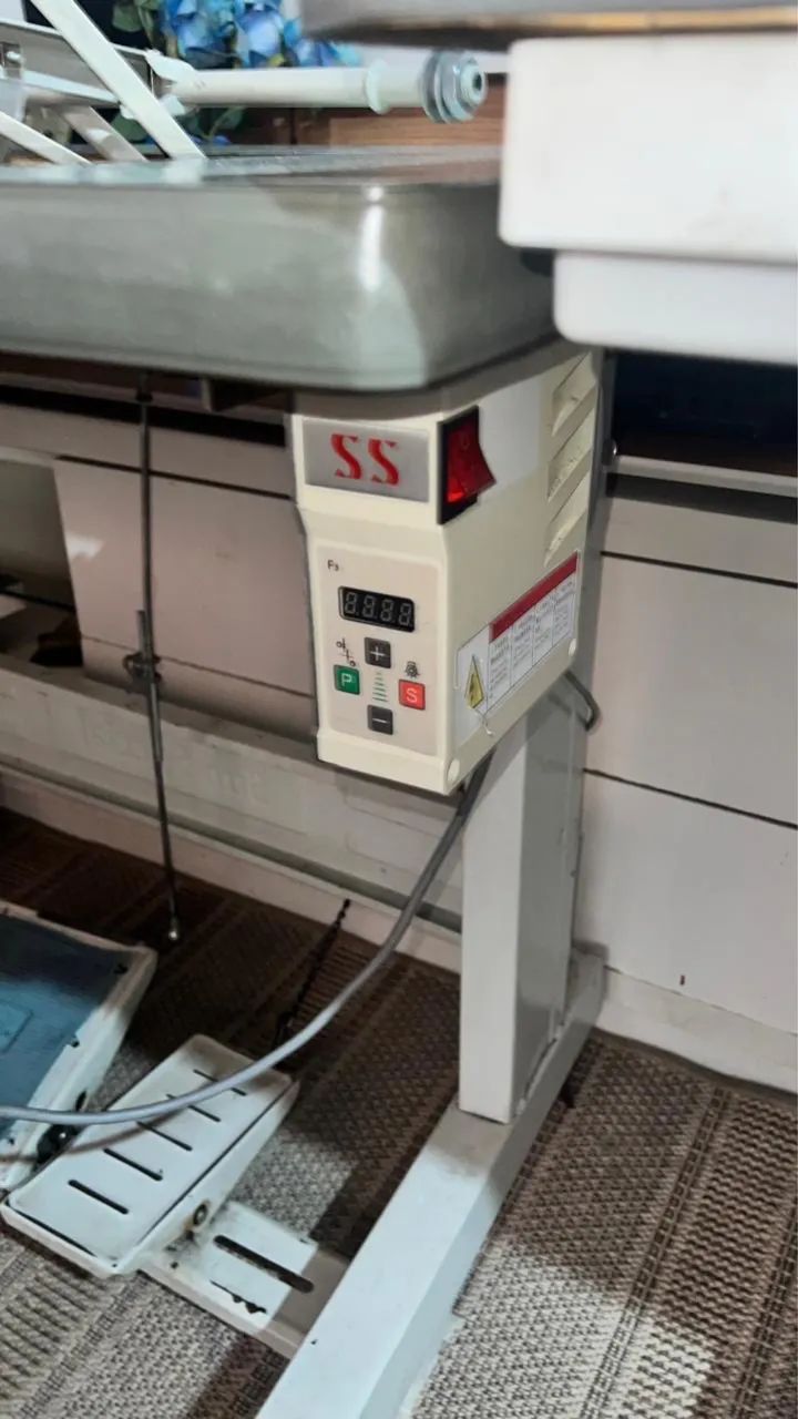 máquina de costura industrial overloque/interlock da marca Sun Special 