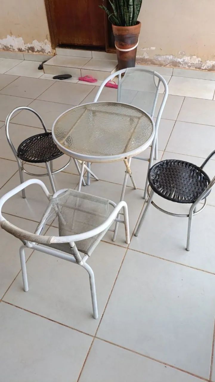 Mesa com cadeiras e bancos - Foto 2