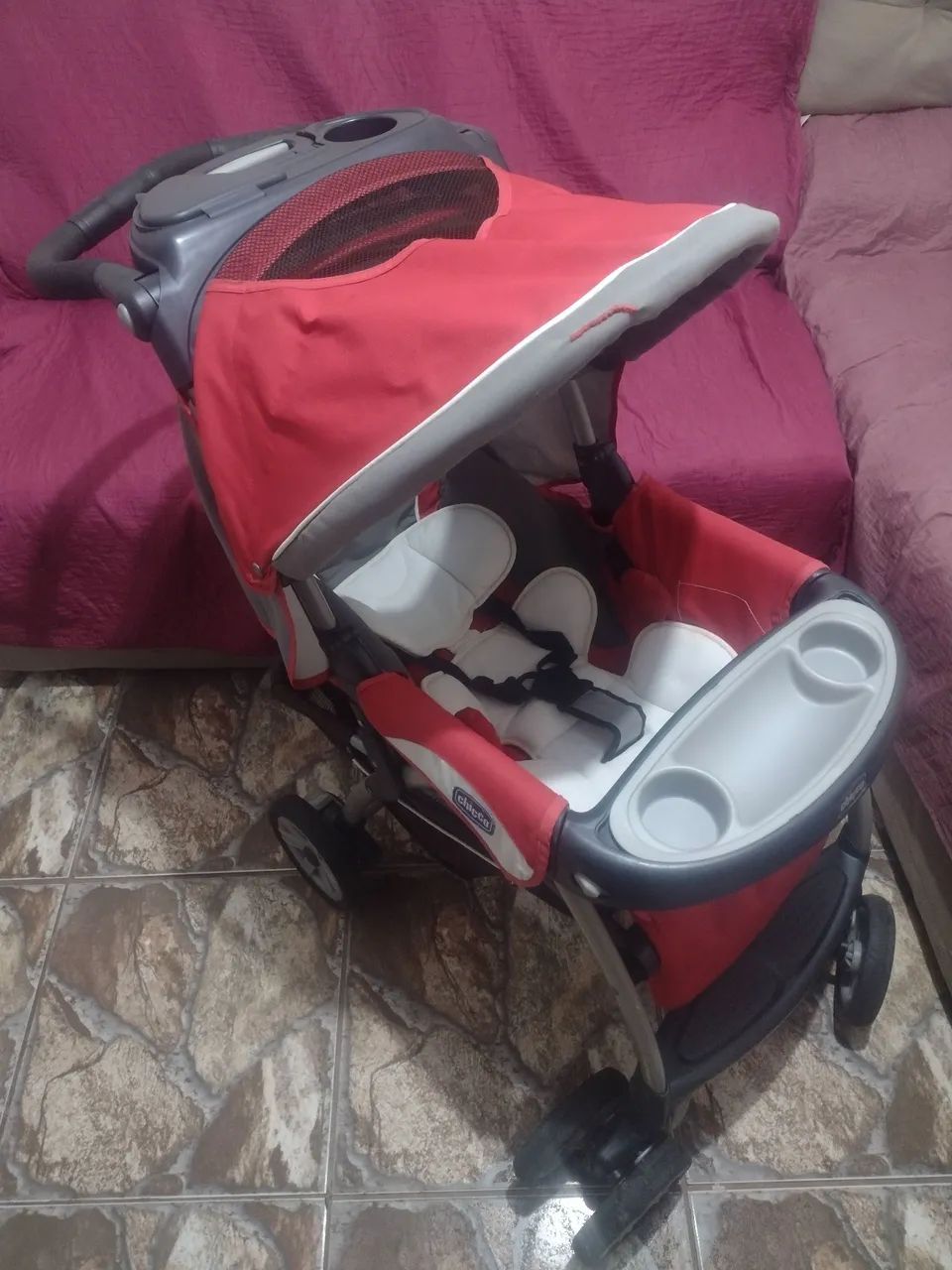 Carrinho de bebê com bebê conforto