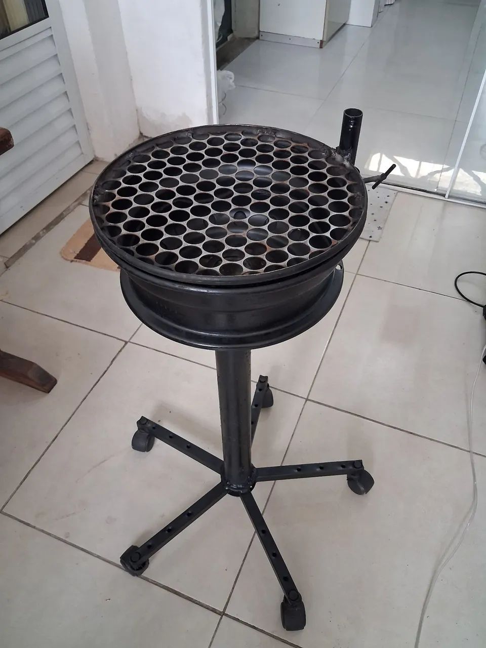 CHURRASQUEIRA RODA DE FERRO COM PETISQUEIRA  !!! SUPER RESISTENTE  !!! - Foto 3