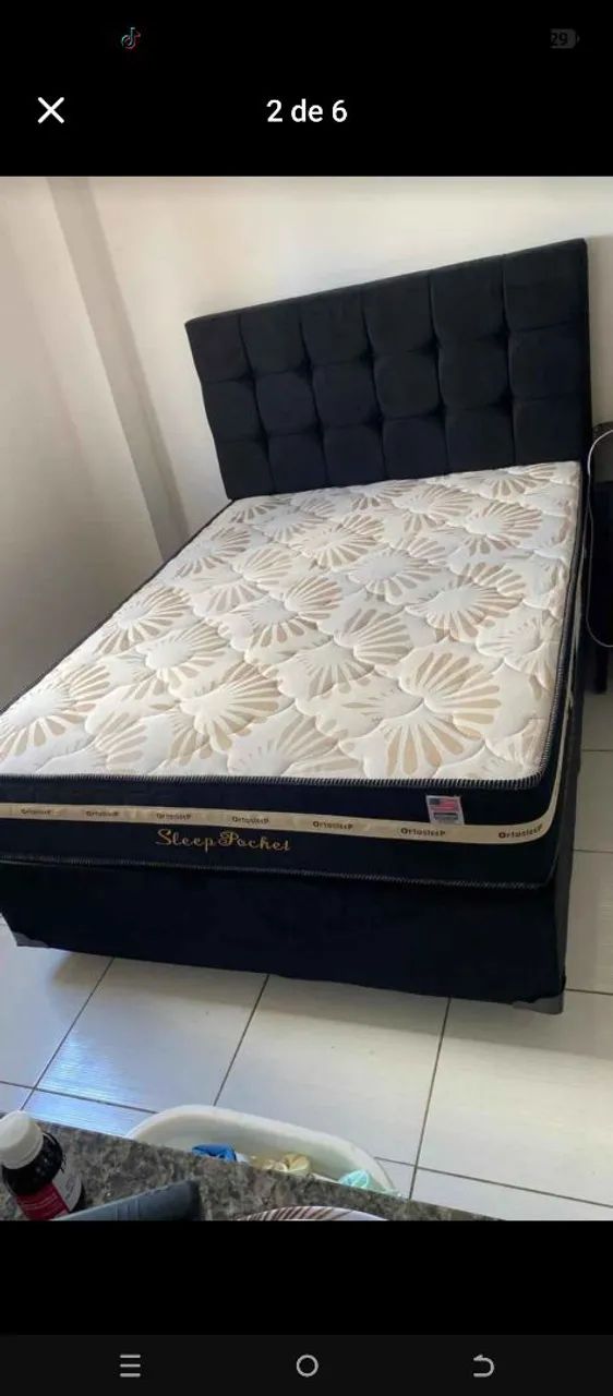 Cama de casal com a cabeceira reta