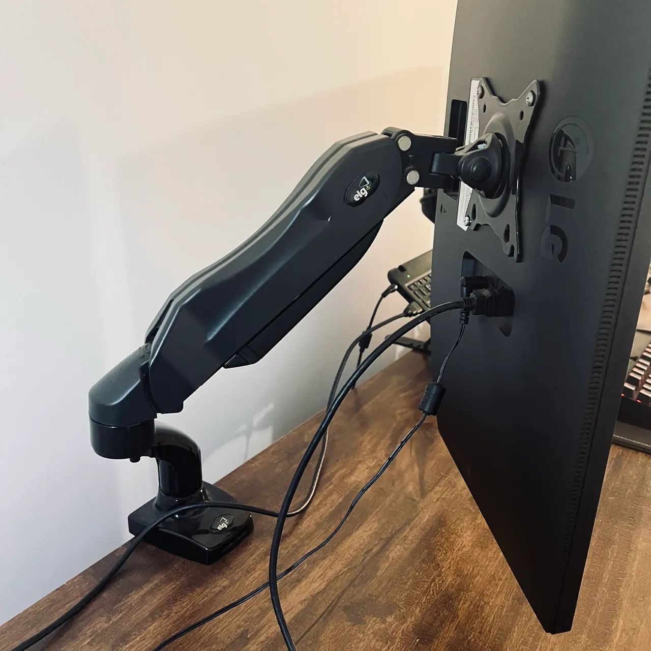 Monitor 4k de 28? e braço articulado - Foto 2